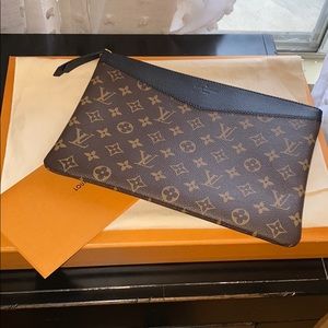 Louis Vuitton Daily Pouch Monogram Noir